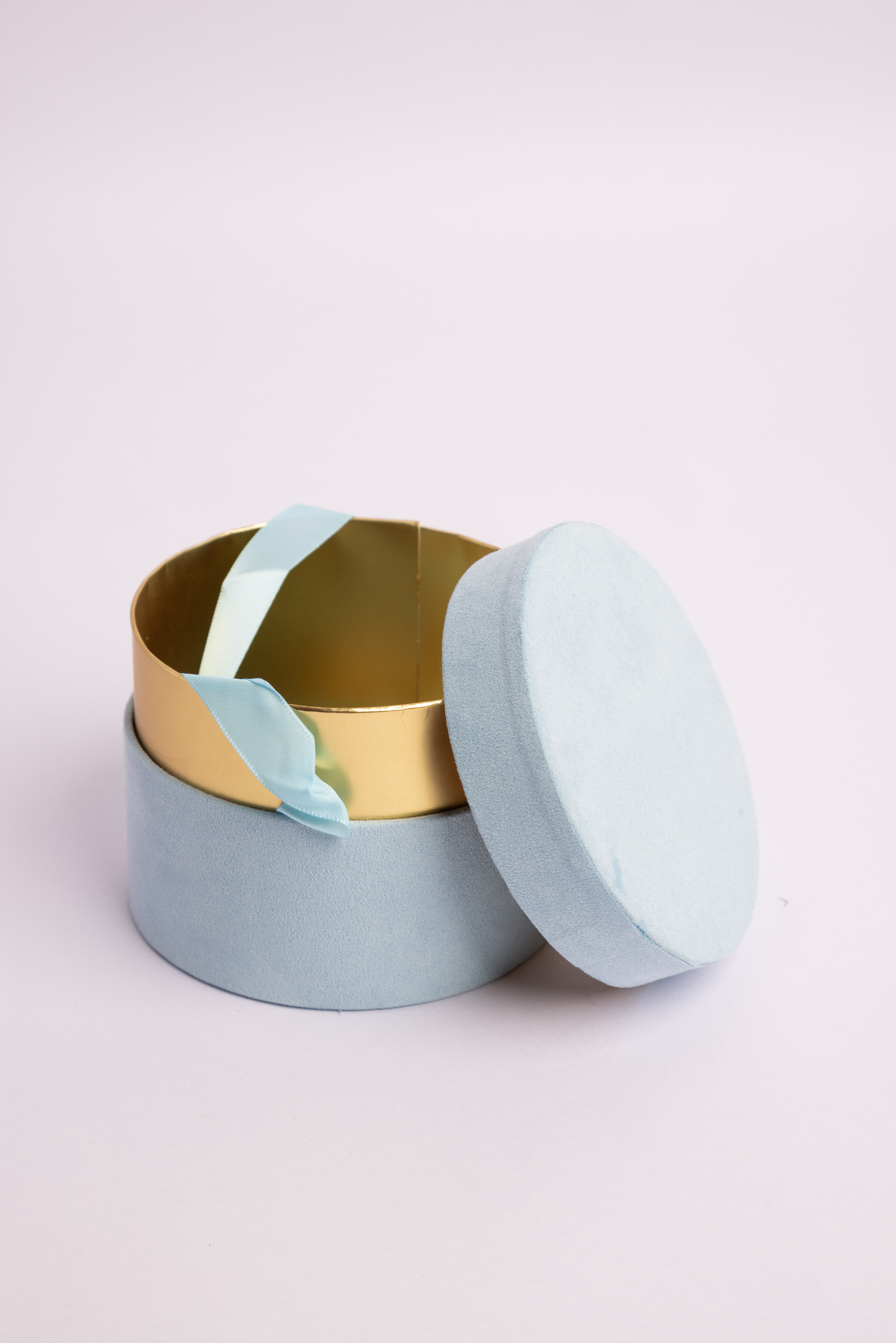 Round box with ribbon